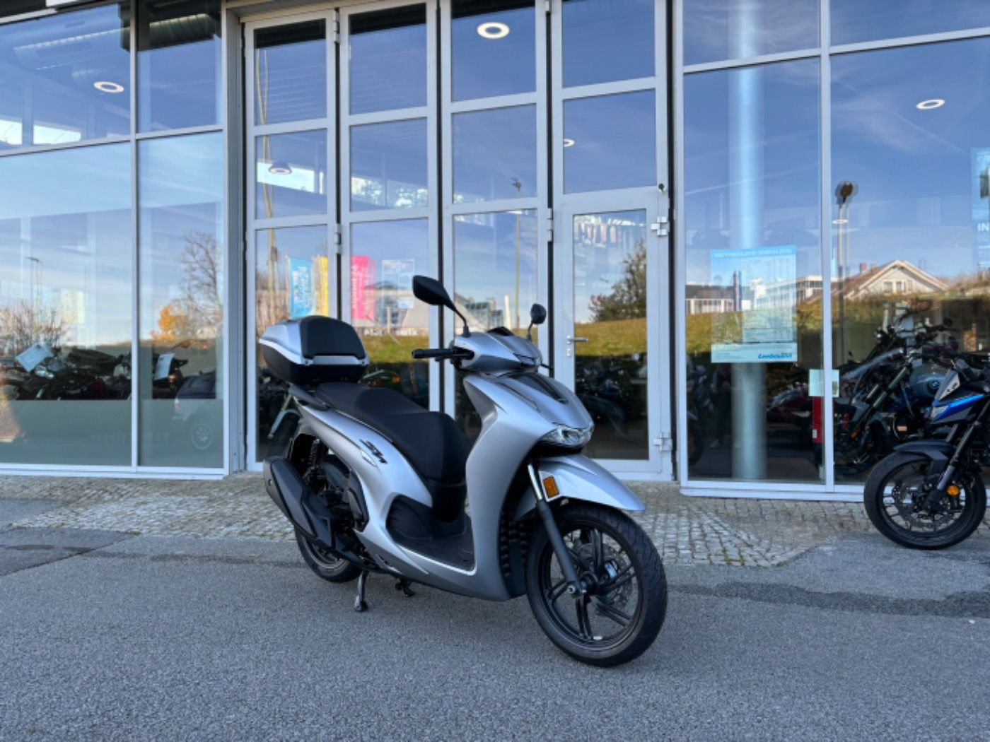 Fahrzeugabbildung Honda SH 350i inklusive Smart-Topcase Tageszulassung