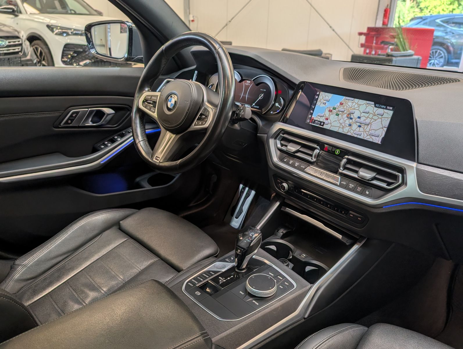 Fahrzeugabbildung BMW 320 i M Sport Navi Shadow*HUD*LED*TEMPO*PANO*AHK