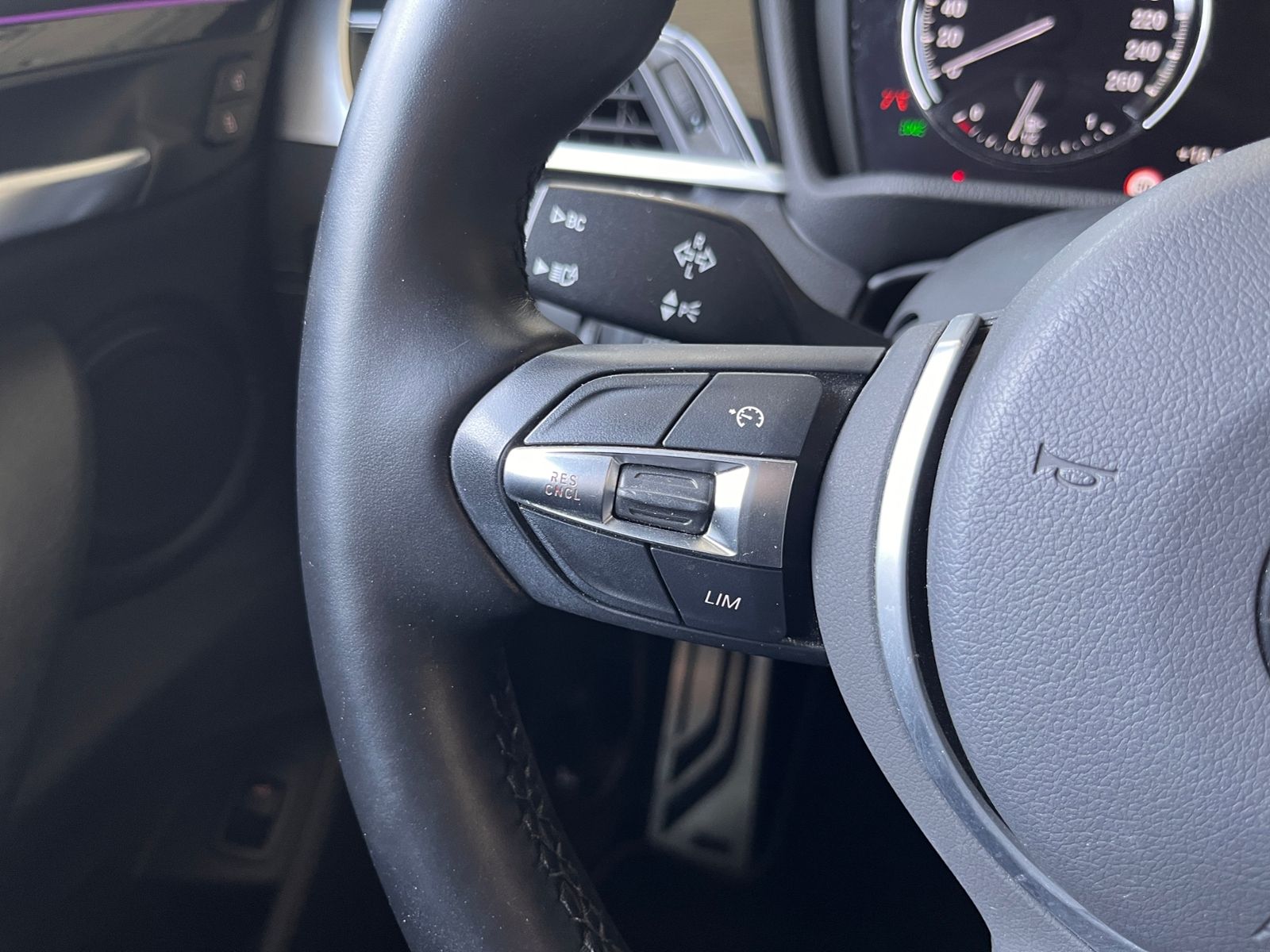 Fahrzeugabbildung BMW X2 sDrive 20 i M Sport Shadow LED NAV SHZ RFK