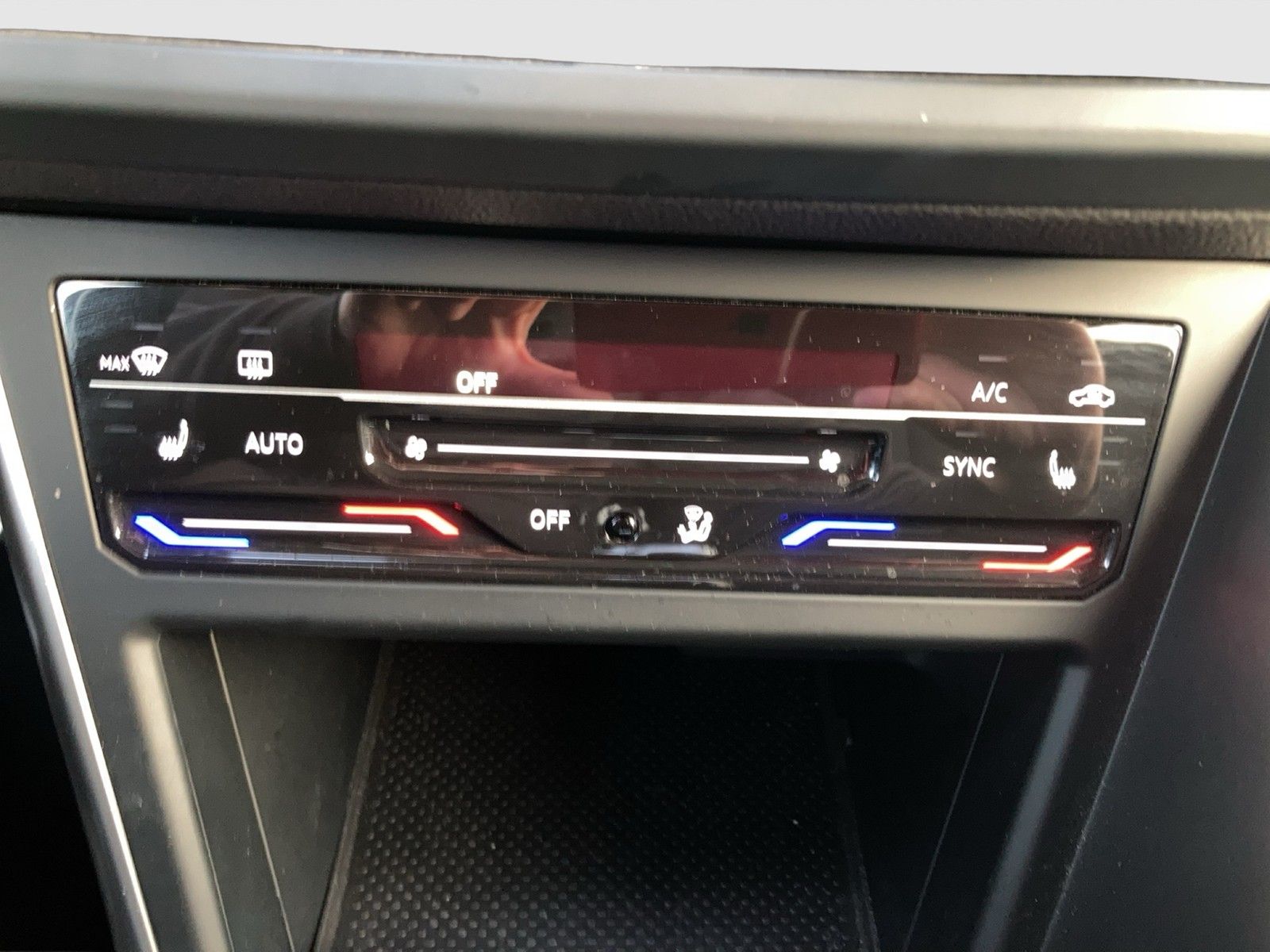 Fahrzeugabbildung Volkswagen Polo TSI Active DSG LED Navi ACC PDC SH