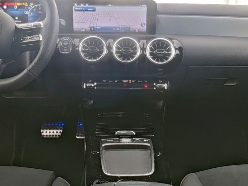 Fahrzeugabbildung Mercedes-Benz A 200 Edition AMG 360°+Distr+Ambi+Keyless+CarPla