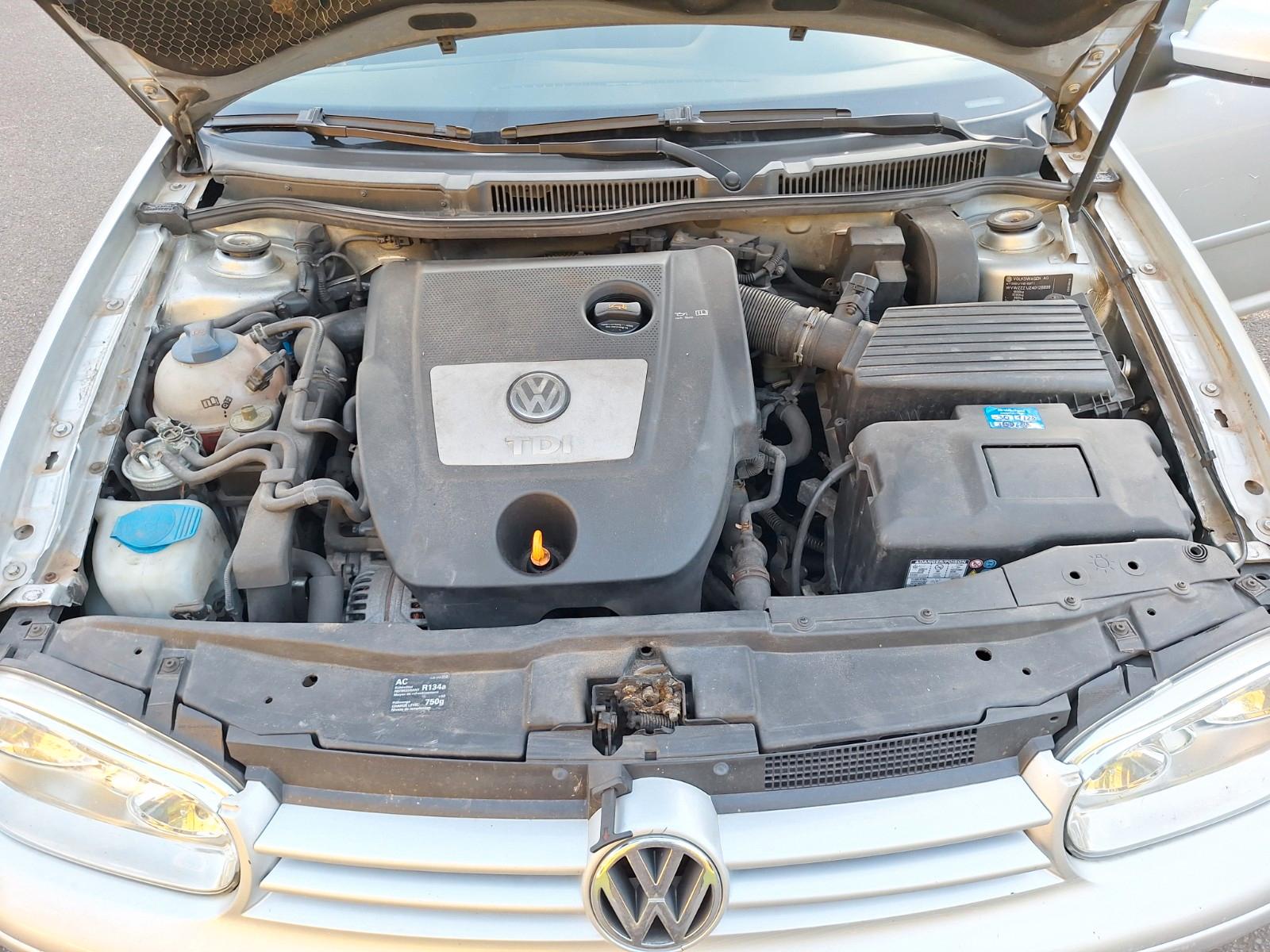 Volkswagen Golf 2004 — interior