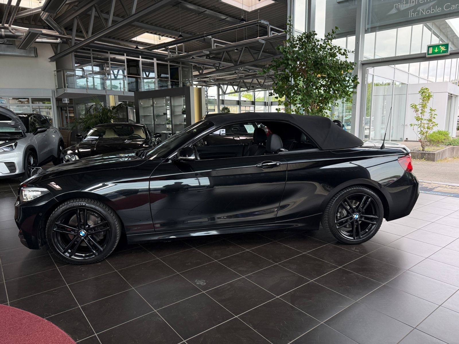 Fahrzeugabbildung BMW 220i Cabrio M Sport H/K LED NAV PDC SHZ 18"