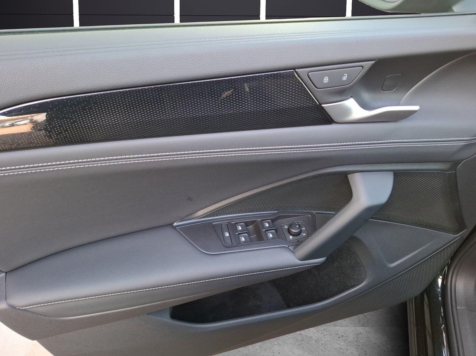 Fahrzeugabbildung Volkswagen Tayron eTSI Life DSG 7-Si Matrix AHK Navi AID AC