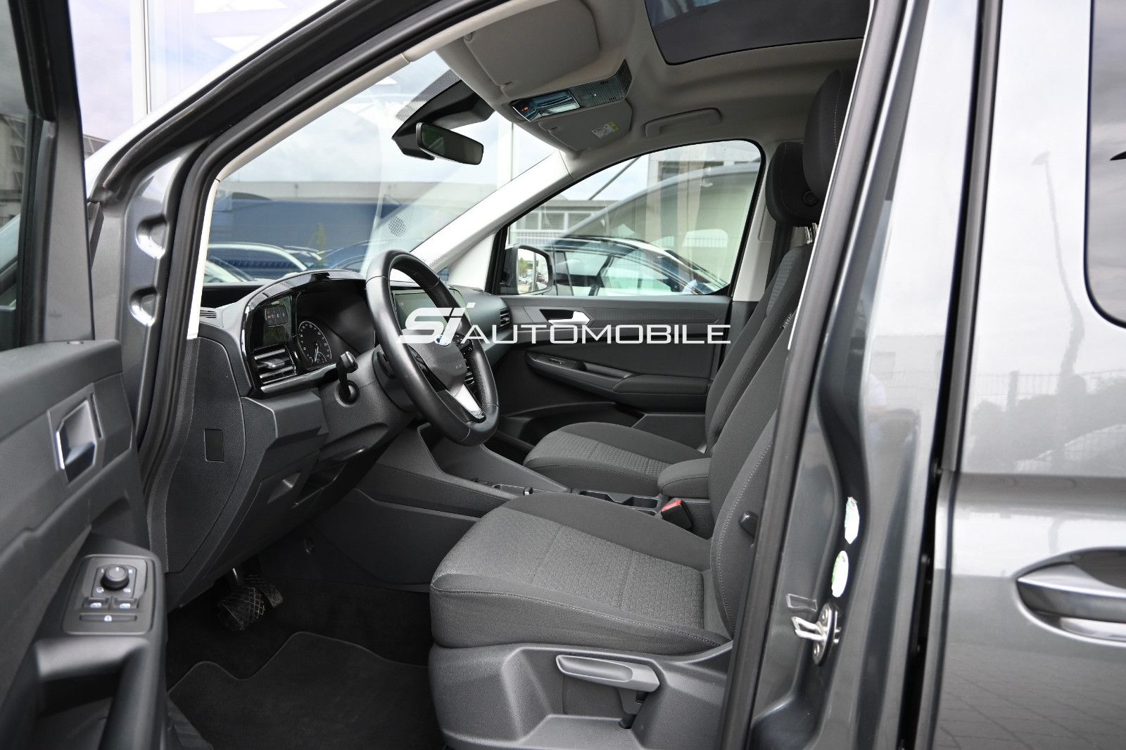 Fahrzeugabbildung Ford Grand Tourneo 2.0 d Titanium Aut °PANO°KAM°8FACH