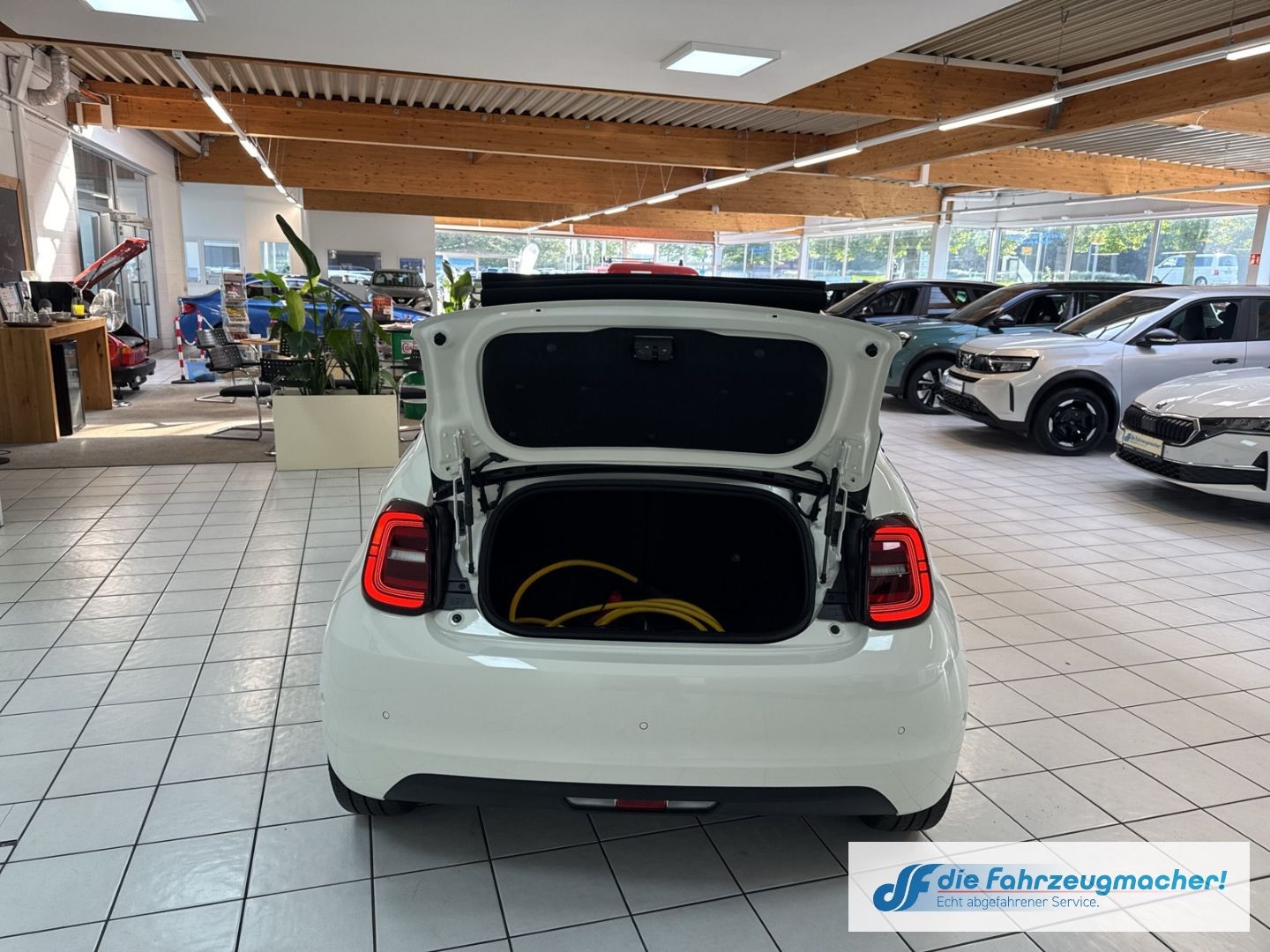 Fahrzeugabbildung Fiat 500 e Apple CarPlay Android Auto Klimaautom Fah