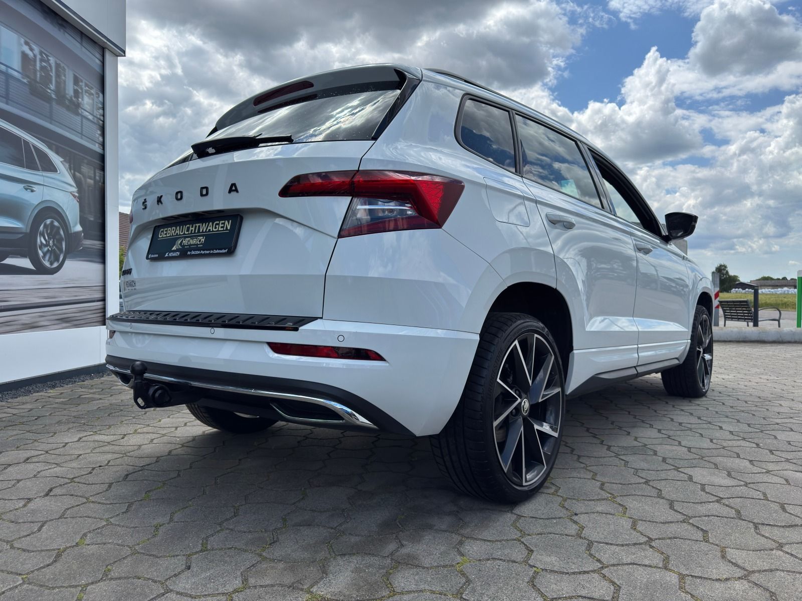 Fahrzeugabbildung SKODA Karoq Sportline 1.5TSI DSG*RFK*AHK*SideAss*eHeck