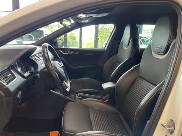 Skoda Octavia Combi RS *TEMPOMAT*NAVI*AHK*BI-XENON*