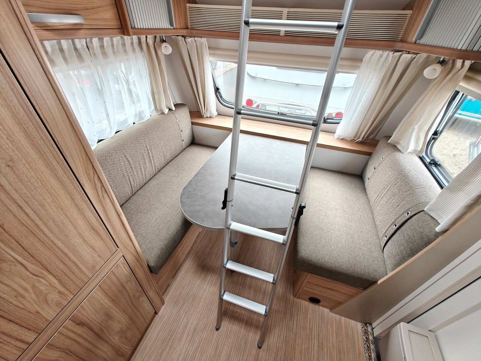 Fahrzeugabbildung HYMER / ERIBA / HYMERCAR Feeling 425 Schlafdach - JETZT 6.464€ SPAREN !!!