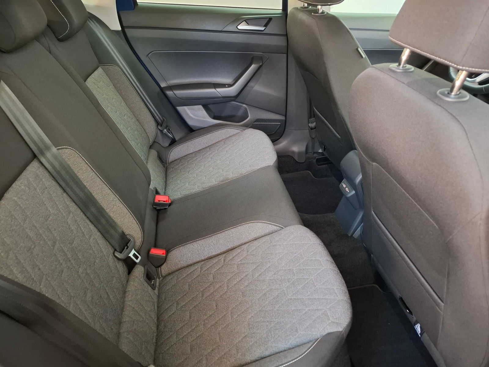 Fahrzeugabbildung Volkswagen Polo VI Move + Kamera+IQ.Light.+Navi+App Connect