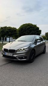 BMW 220 Active Tourer 220i Luxury Line - mit Benzin-Antrieb: Beige, Vollleder, Head-Up Display