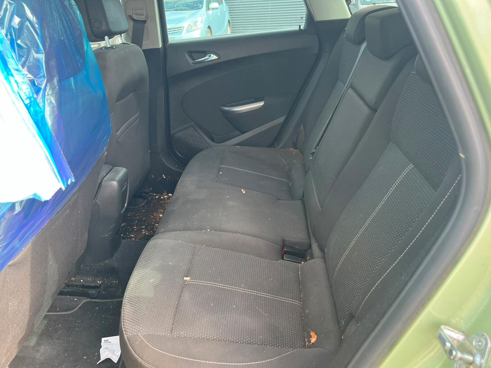 Opel Astra 2011 — photo 10