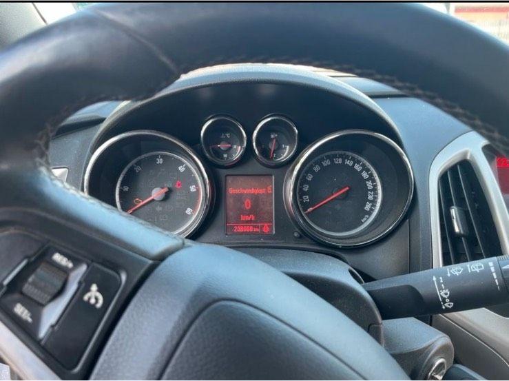 Opel Astra 2011 — photo 12
