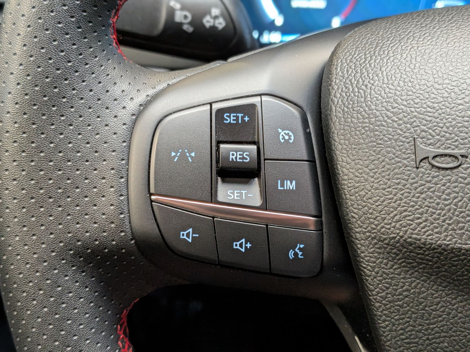 Fahrzeugabbildung Ford Kuga ST-Line X 1.5 EB Matrix HUD B&O ACC 360°