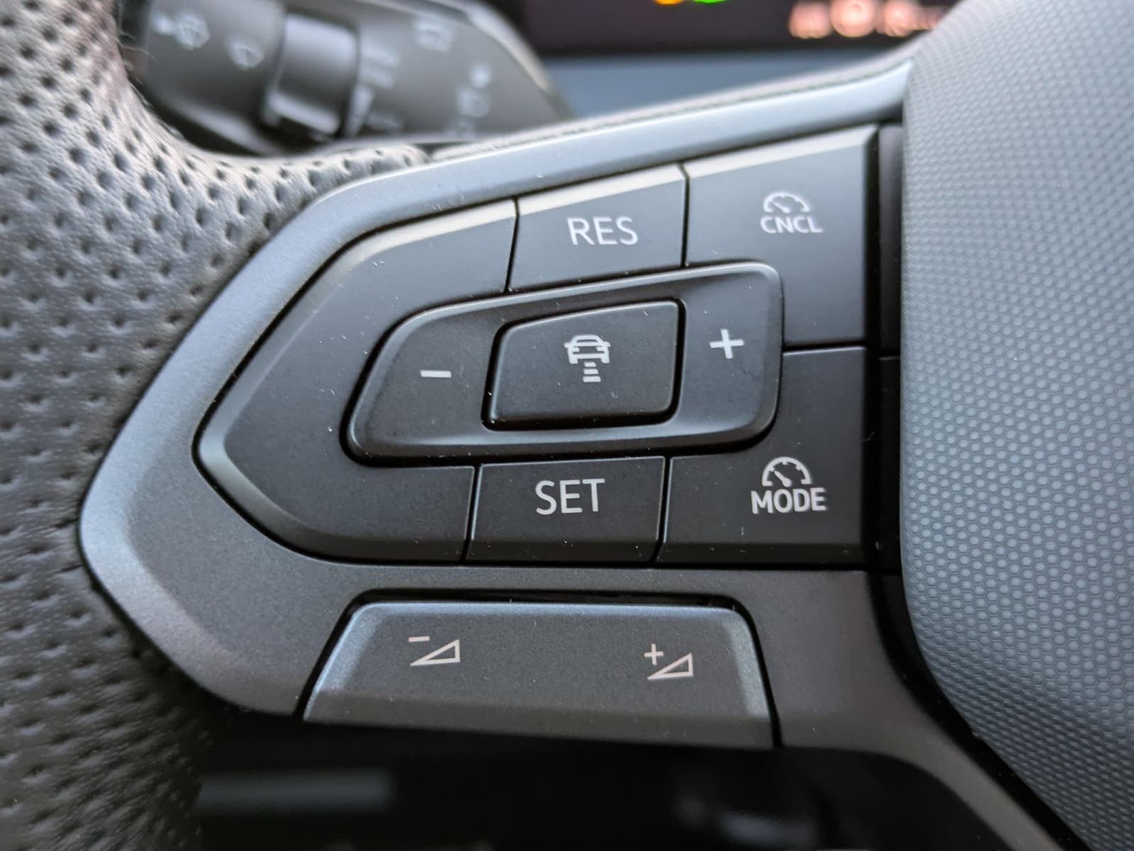 Fahrzeugabbildung Volkswagen Tayron 2.0 TDI 4M R-Line BLACK*7S*IQ-L.*PANO*HUD