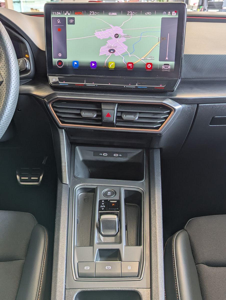 Fahrzeugabbildung CUPRA Leon 2.0 TSI VZ 4Drive Vision+ Matrix Pano ACC