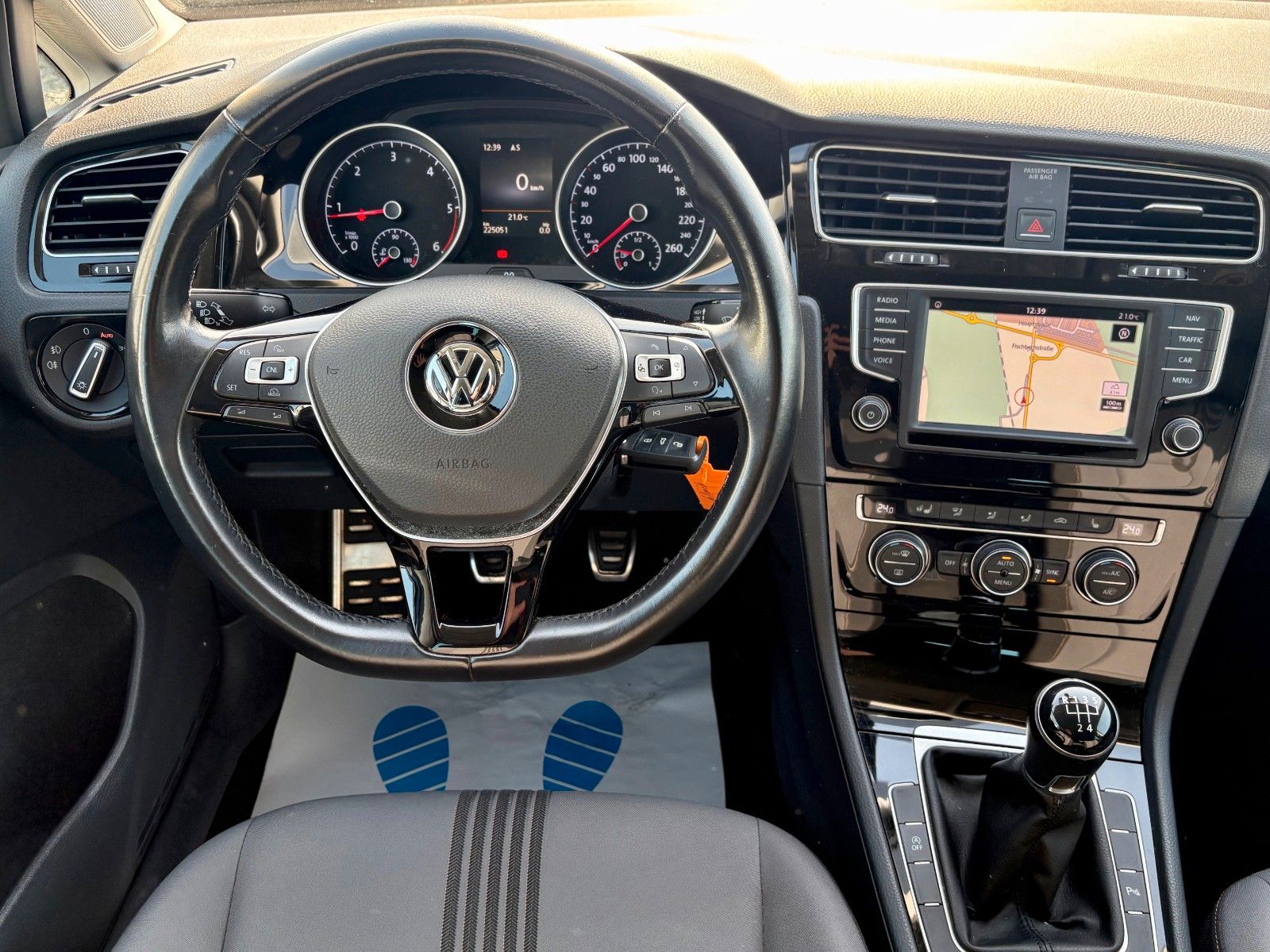 Fahrzeugabbildung Volkswagen Golf VII 1.6 TDI Allstar Navi AHK 2.HD SCHECKHFT