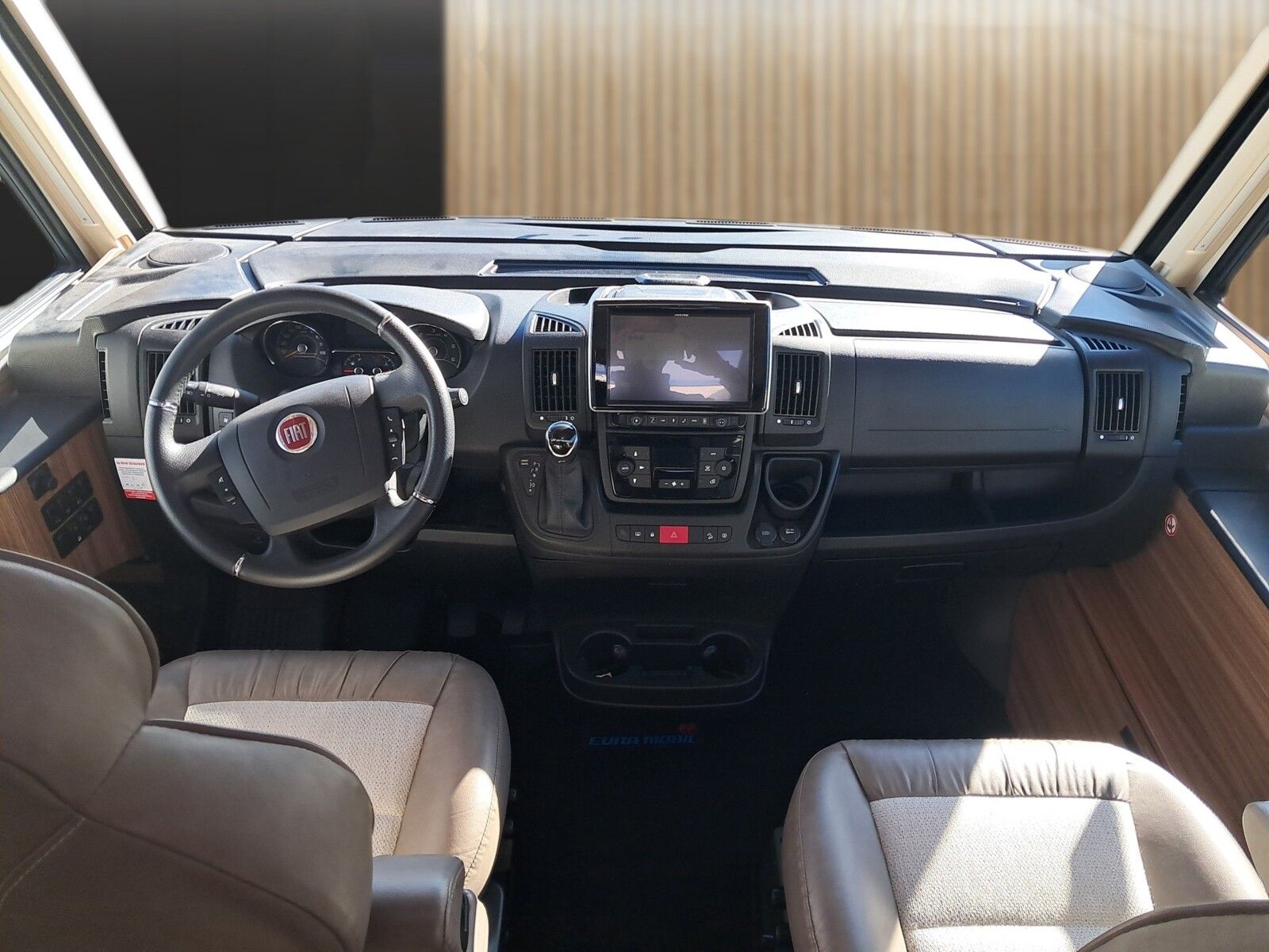 Fahrzeugabbildung Eura Mobil Integra 890 QB SAT,2xTV,2xSolar,Klimaanlage,RK