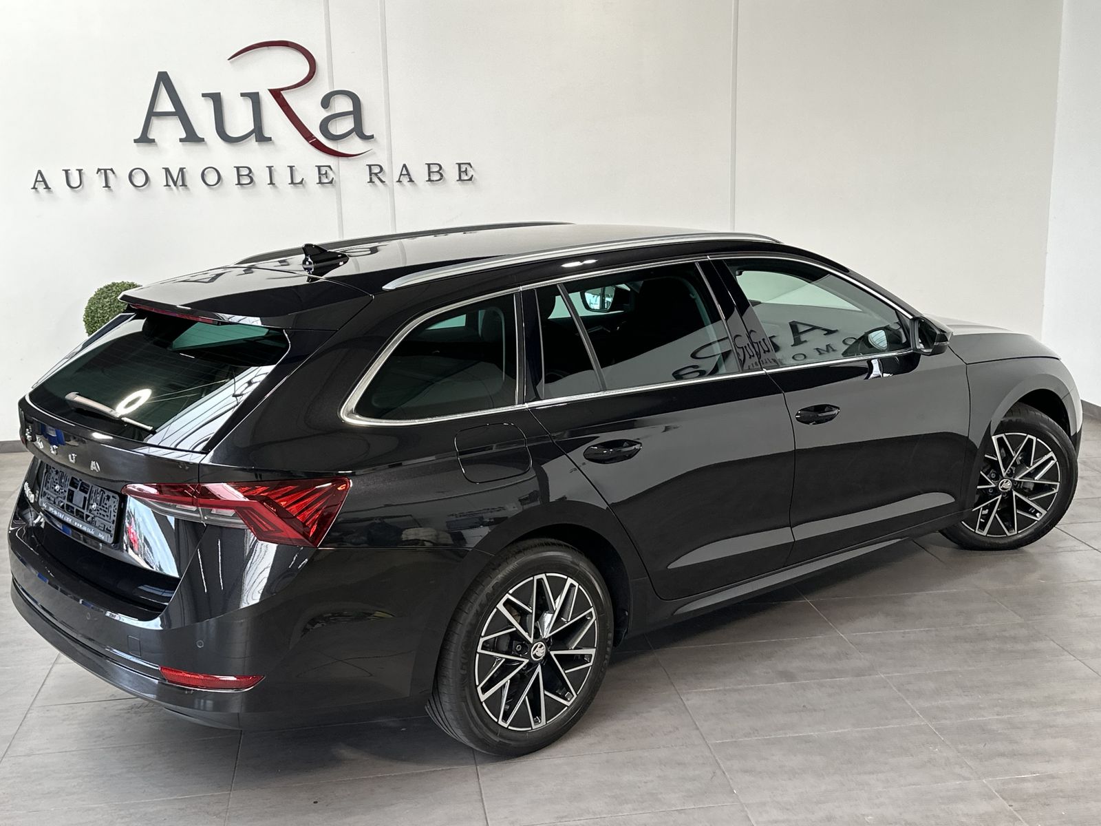 Fahrzeugabbildung SKODA Octavia Combi 2.0 TDI DSG Style NAV+LED+AHK+HUD