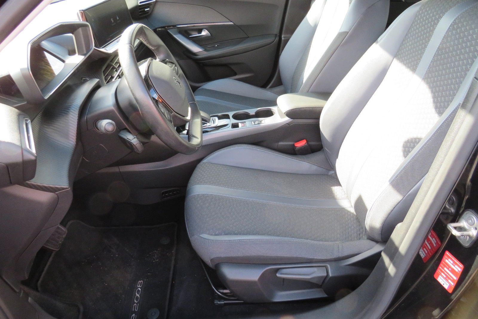 Fahrzeugabbildung Peugeot 2008 e- ALLURE NAVI APP LED SITZH. KAMERA PDC