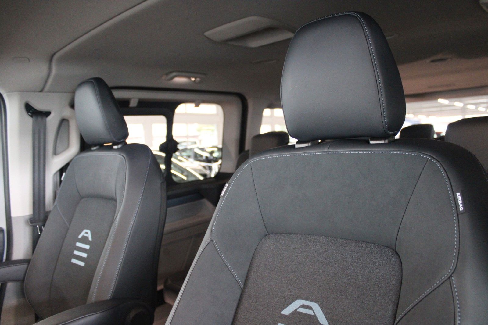 Fahrzeugabbildung Ford Tourneo Custom PHEV ACTIVE 8-Sitzer B&O NAVI LED