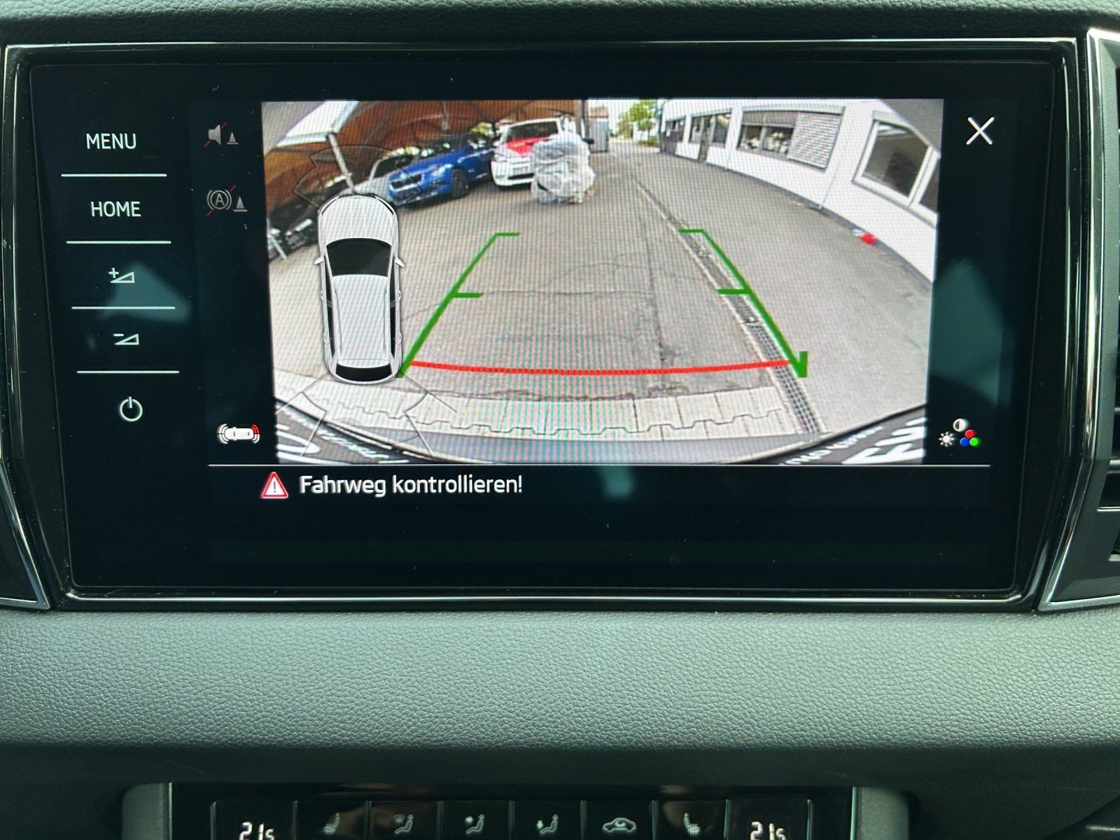 Fahrzeugabbildung SKODA Karoq 1.5 TSI Style Aut./LED/ACC/AHK/NAVI/SHZ/