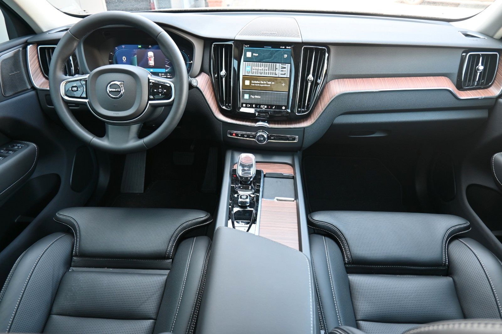 Fahrzeugabbildung Volvo XC60 T6 AWD RC Plus Bright*PANO*360*Luft*H&K*ACC