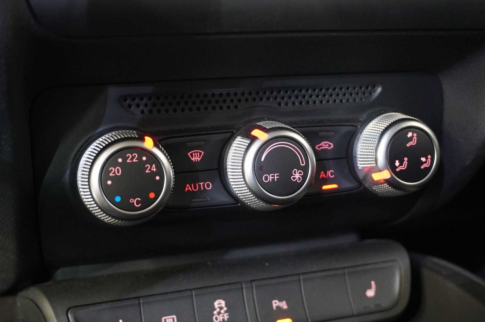 Fahrzeugabbildung Audi A1 1.4 TFSI NAVI/BI-XENON/SHZ/SPORT/PDC/TEMP/AHK