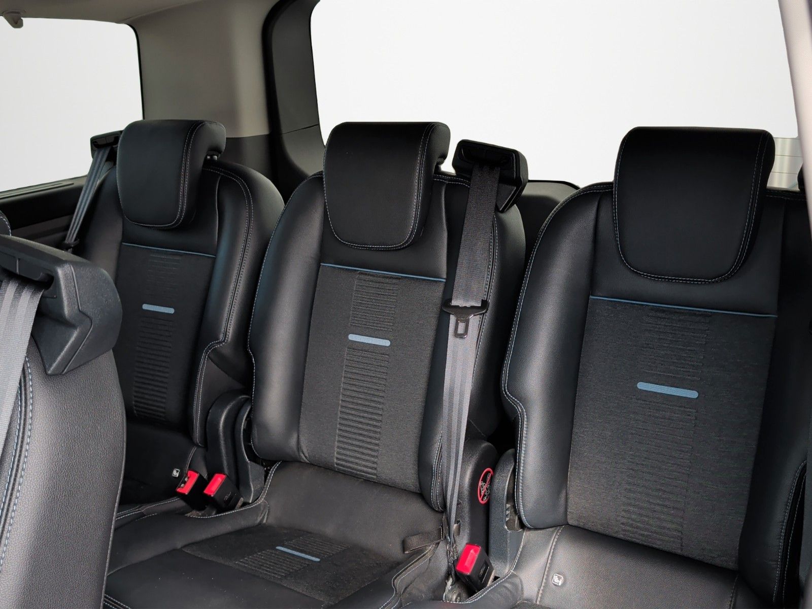 Fahrzeugabbildung Ford TOURNEO CUSTOM 320 L1 ACTIVE STHZ AHK KAM ASSIST