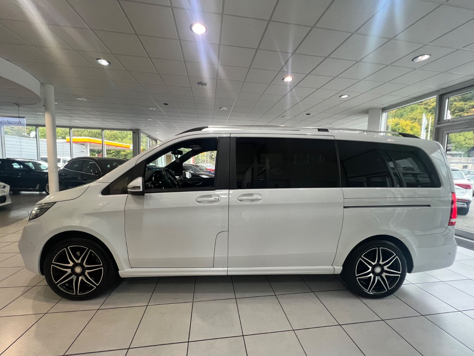 Fahrzeugabbildung Mercedes-Benz V 250 d 4MATIC lang AMG LINE *PANO*Perlmutt-Weiß