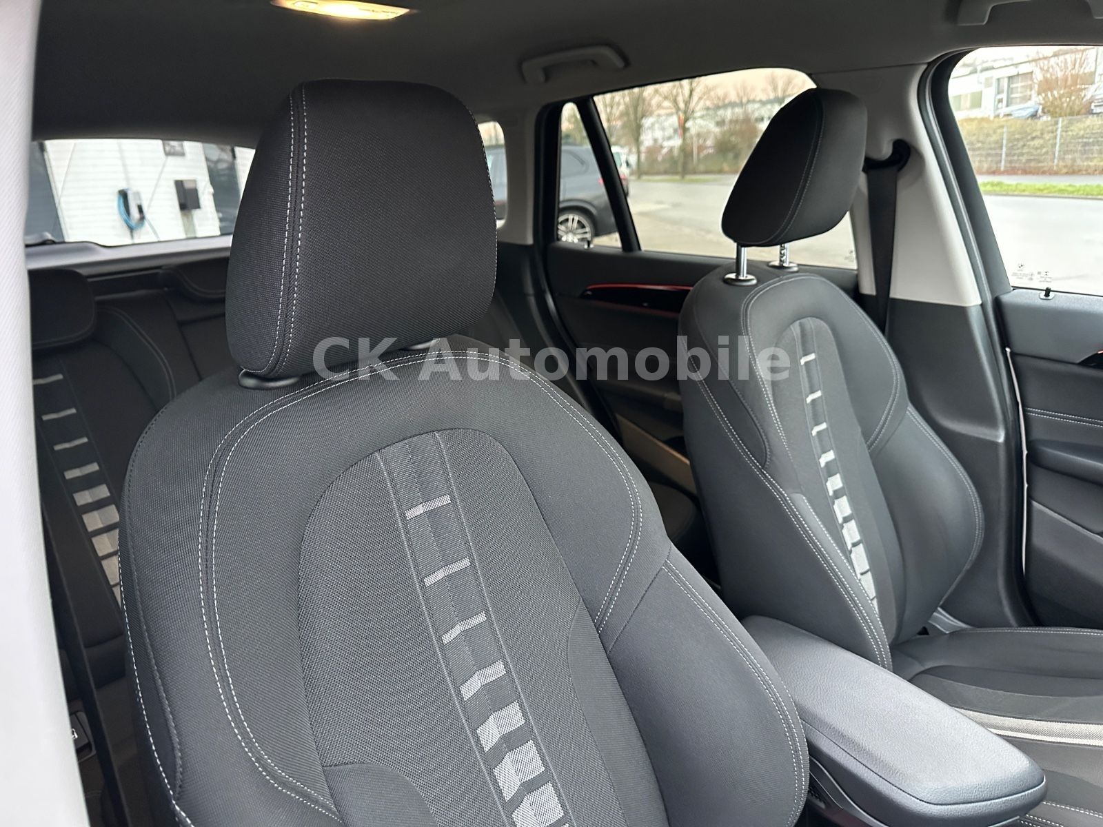 Fahrzeugabbildung BMW X1 sDrive 20i Sport-Line/Shadow-Line/Navi/LED