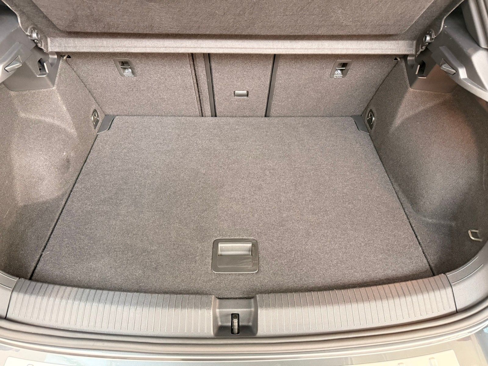 Fahrzeugabbildung Volkswagen T-Roc 1.5 TSI Sport DSG +AHK+Navi+ACC+Light-Ass.