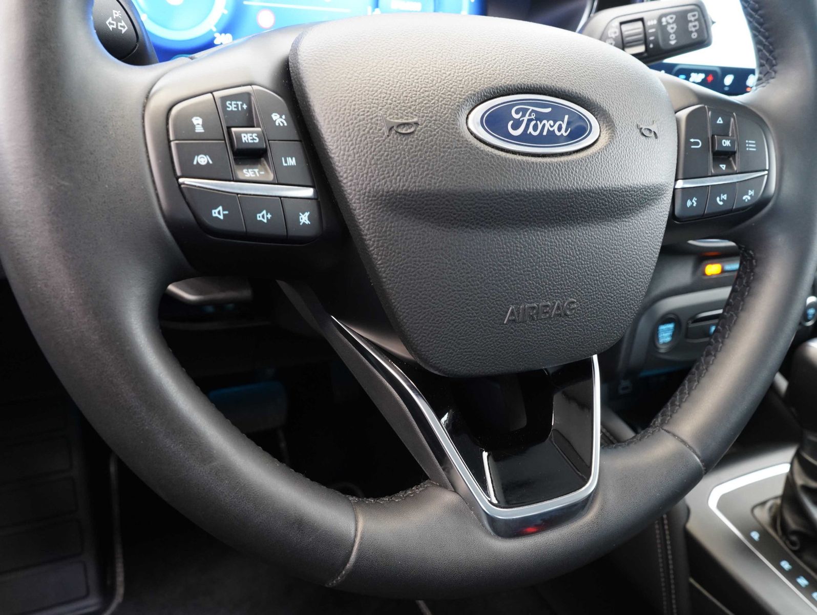 Fahrzeugabbildung Ford Focus Turnier 1.0 EcoBoost Titanium X