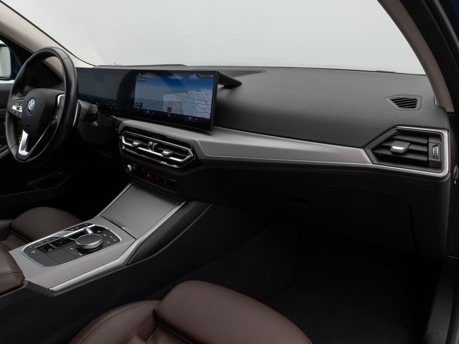 Fahrzeugabbildung BMW 330e xD Kamera HUD DAB Alarm Komfort LED Sport