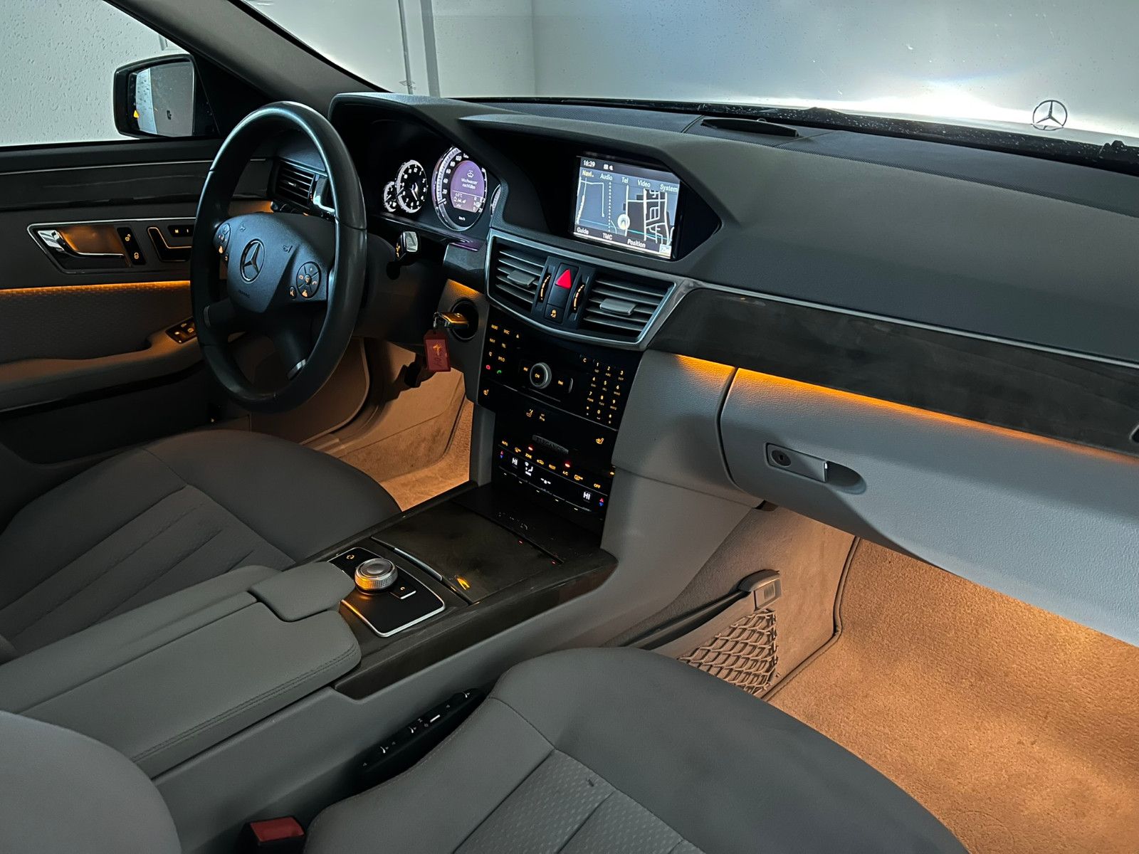 Fahrzeugabbildung Mercedes-Benz E 350 CGI BlueEfficiency/ACC/H&K/eGSD/ELEGANCE