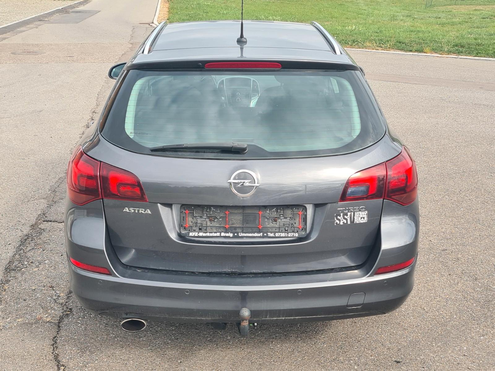 Opel Astra 2011 — photo 12