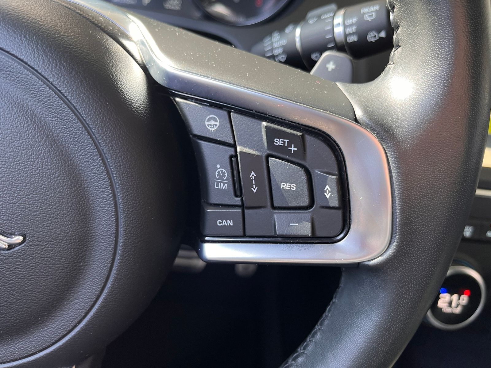 Fahrzeugabbildung Jaguar E-PACE P200 R-Dynamic AWD AHK BLACK PACK ACC