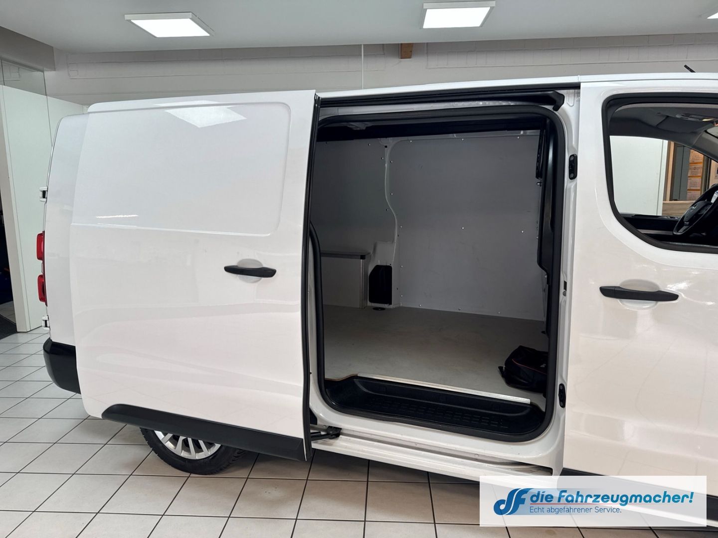 Fahrzeugabbildung Opel Vivaro Kasten -e Elegance L 75 kWh HUD Navi Appl