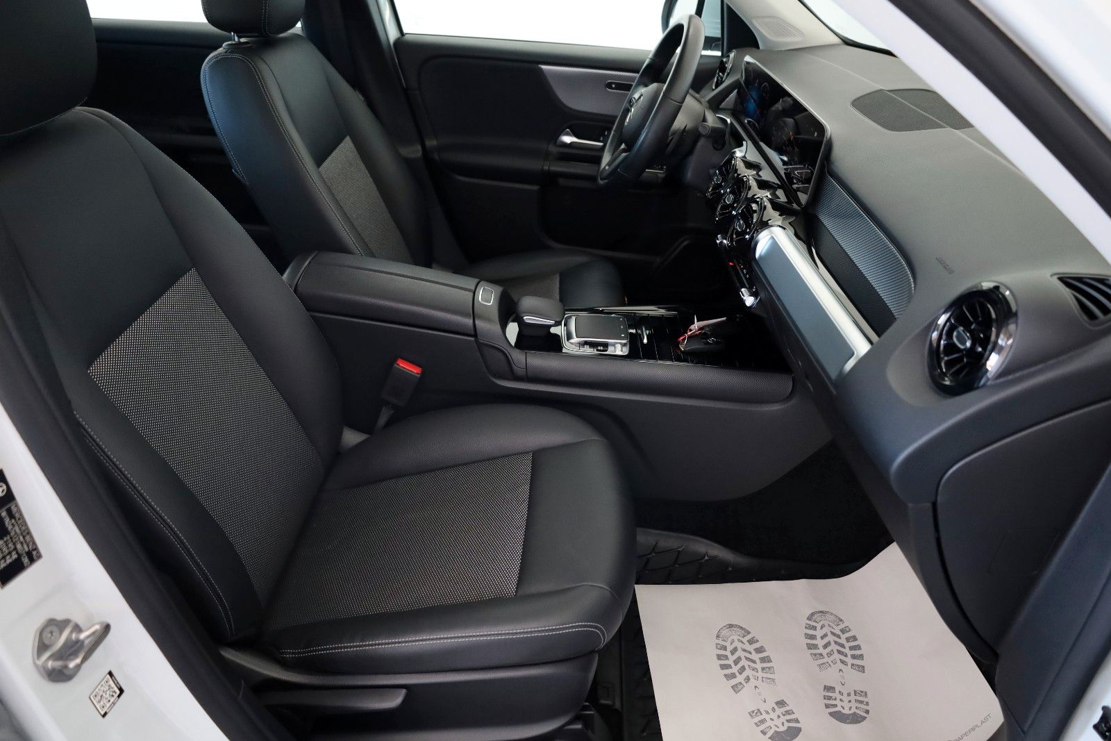Fahrzeugabbildung Mercedes-Benz GLB 200 d, T.Leder,Navi,LED,SH,Kamera,Panorama