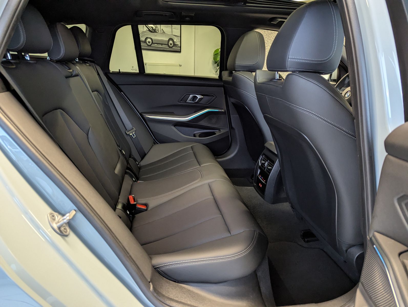 BMW 330 d xD M-Sport Pano LED-adaptiv ACC AHK - Image 16