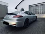 Porsche Panamera GTS GTS  - silberne Porsche Panamera
