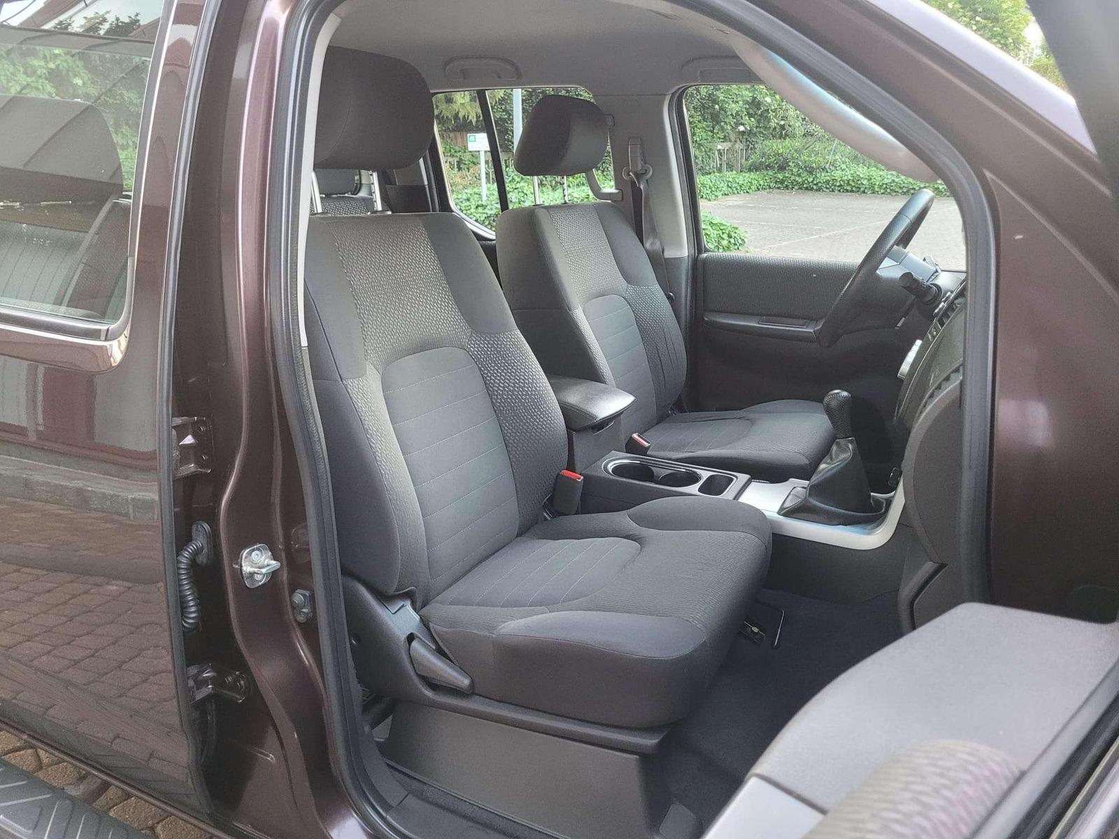 NISSAN NAVARA 2.5 dCi 190ch 4X4 - DOUBLE CAB - ATTELAGE - CLIM BIZONE - SIÈGES CHAUFFANTS - RÉGULATEUR DE VITESSE