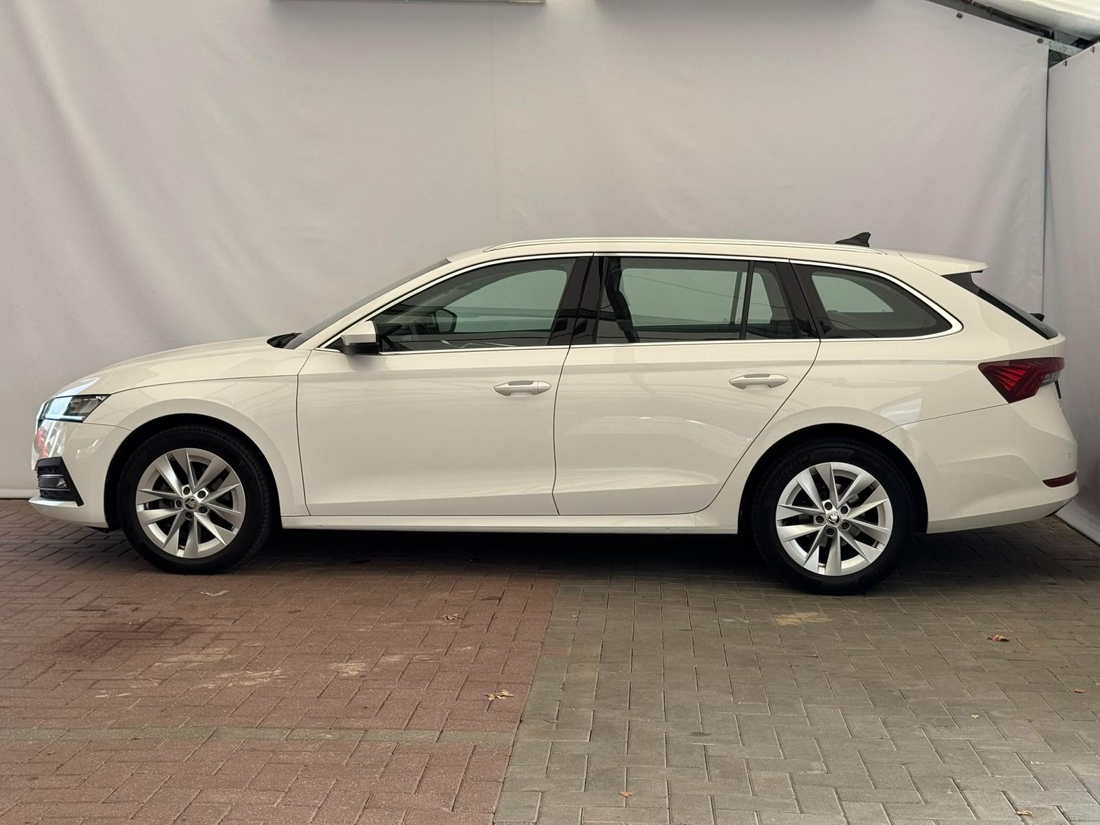 Skoda Octavia Combi 2.0TDI DSG+LED+KEYLESS+APP+PDC+MFL
