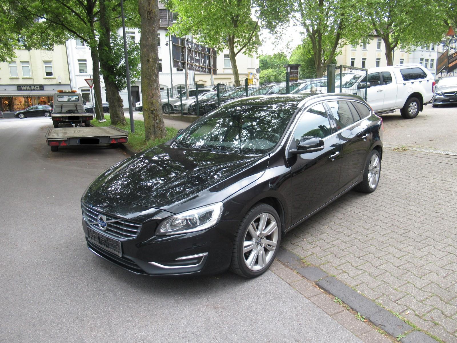 Volvo V60 Kombi Summum*STANDHEIZUNG*LEDER*BI-XENON*