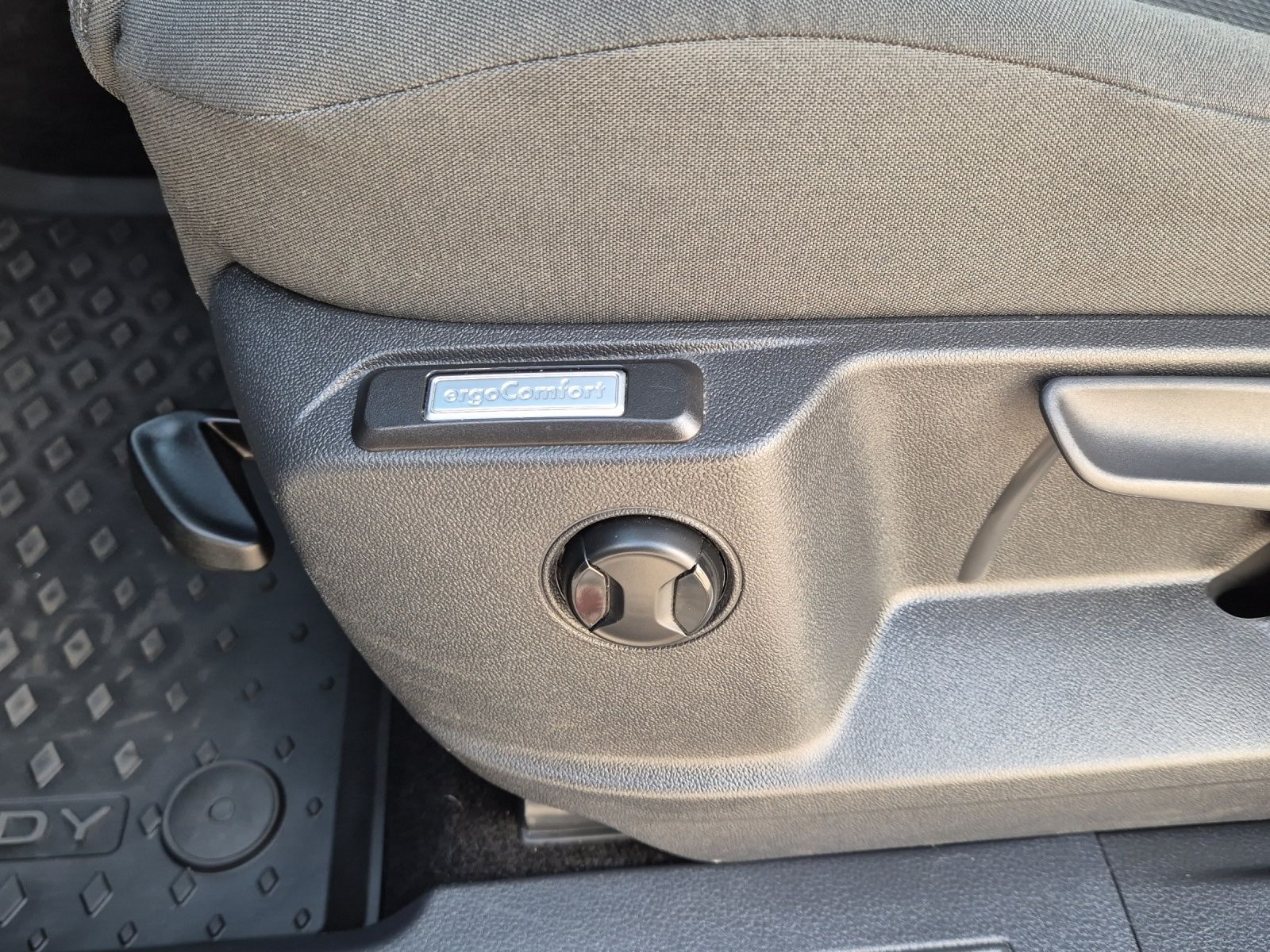 Fahrzeugabbildung Volkswagen Caddy Kombi TDI Standhzg Navi ACC PDC SHZ
