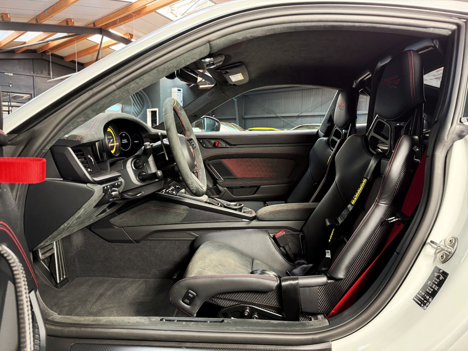 Fahrzeugabbildung Porsche 992 GT3RS + Weissach + PCCB + Clubsport + Magnes