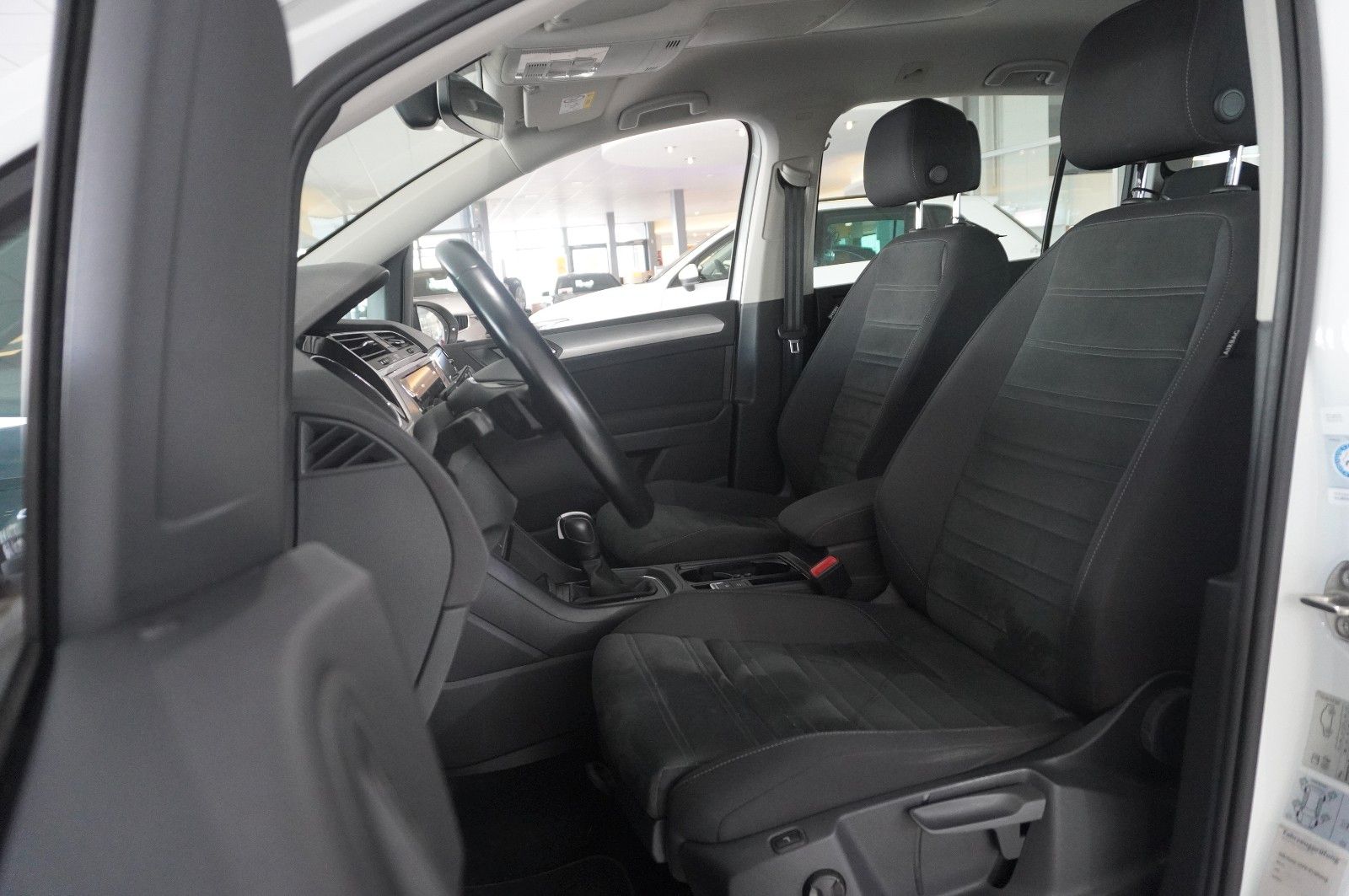 Fahrzeugabbildung Volkswagen Touran 2.0 TDI COMFORTLINE DSG NAVI/SH/ACC/DAB+
