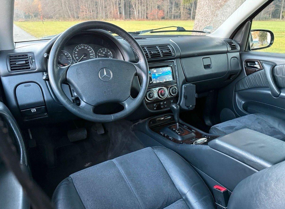 Mercedes-Benz ML270 2004 — interior