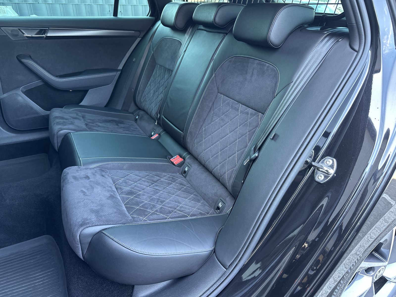 Fahrzeugabbildung SKODA Superb Combi iV 1.4 TSI DSG Sportline NAV+LED+VC