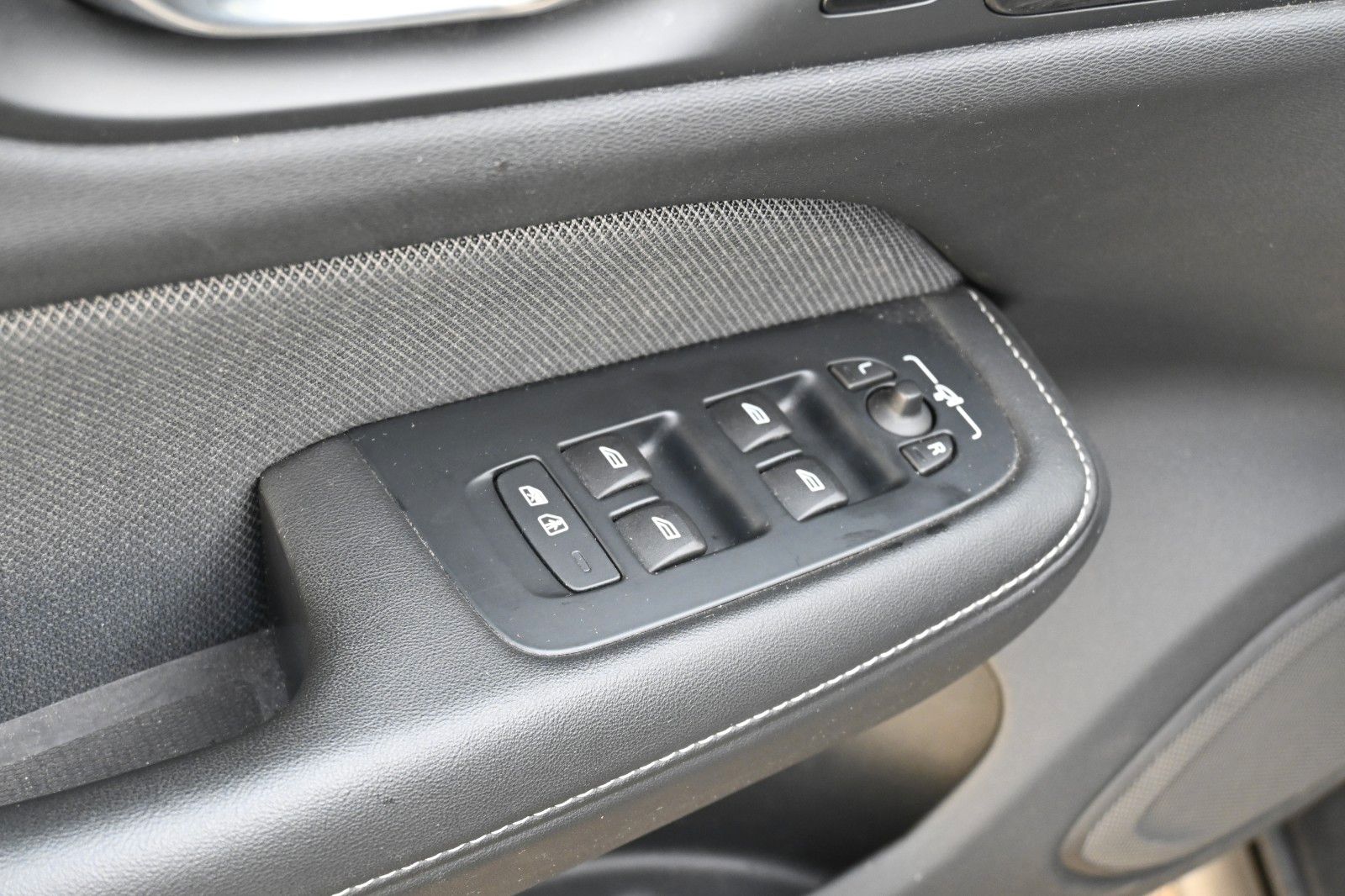 Fahrzeugabbildung Volvo V60 B4 Diesel CC Plus AWD*360°*PANO*H&K*